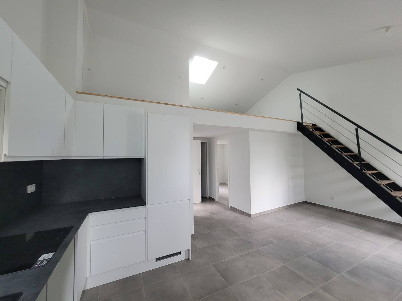 Avant/après rénovation d'un immeuble en 5 appartements à Roquevaire métamorphose audacieuse