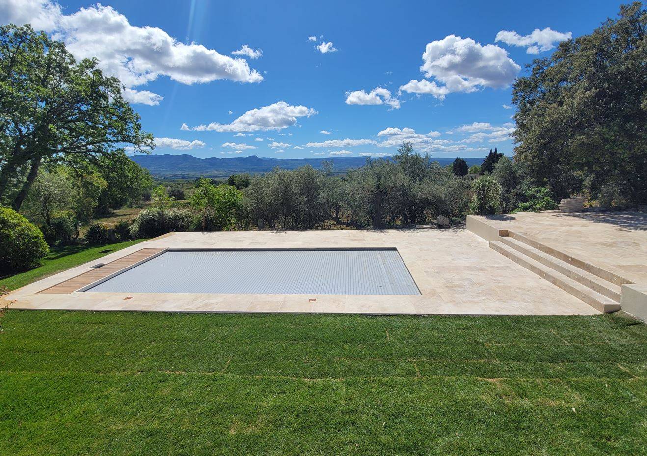 piscine de luxe avec vue imprenable saint victoire