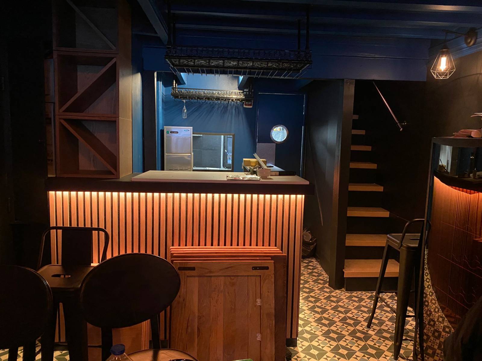 rénovation bar à vin et à manger et aménagement d'epaces