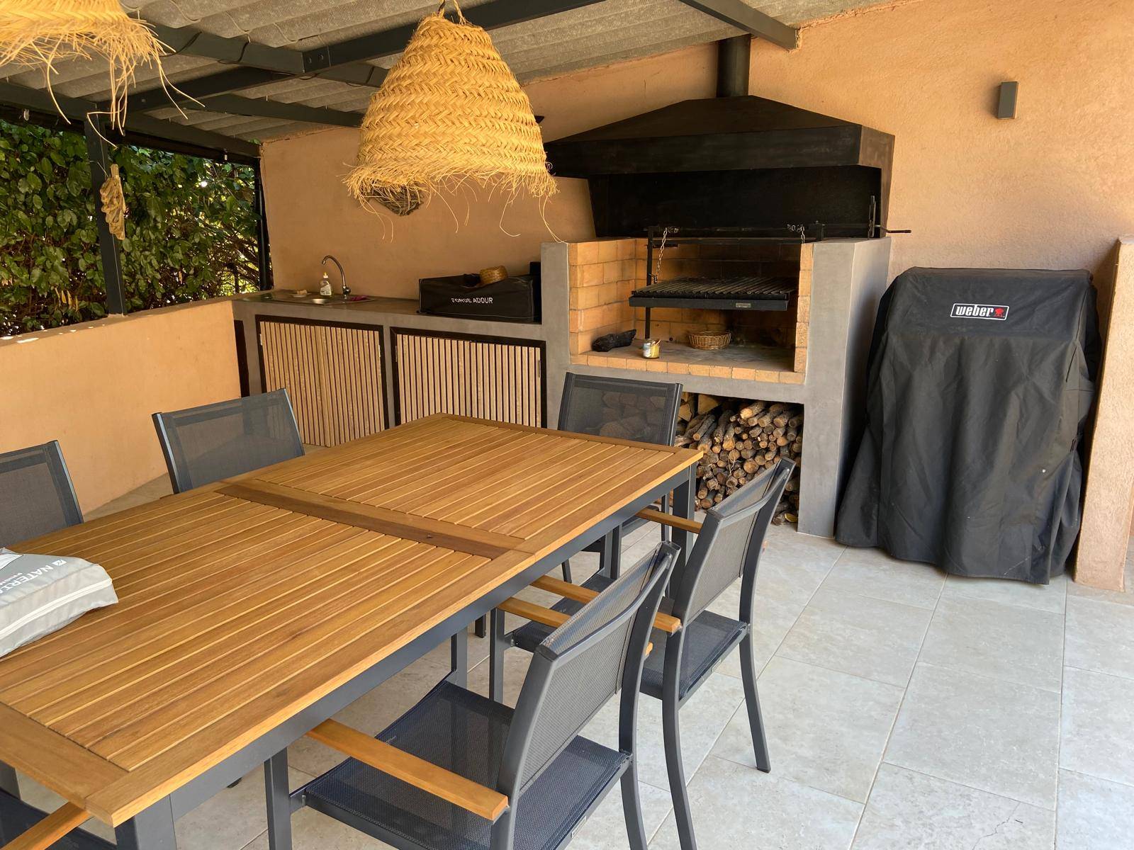 pool house sur-mesure avec barbecue argentin à puyloubier