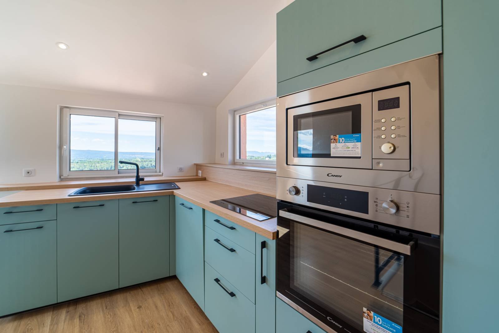 rénovation complete d'une cuisine dans maison de village à  Puyloubier