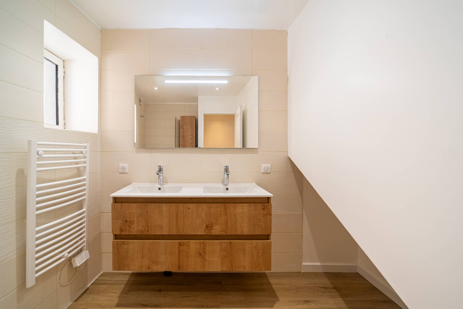 Transformation d'une salle de bain avec meuble vasque bois dans une maison de village près d'Aix-en-Provence
