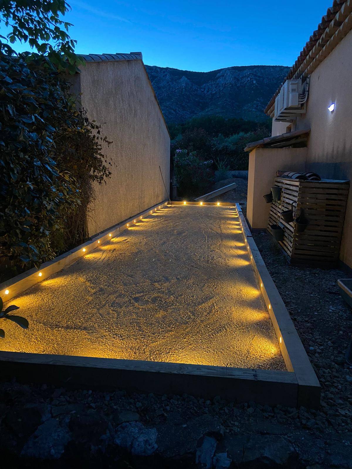 Terrain de pétanque de nuit vue sainte victoire aix-en-provence, véritable extension de la maison