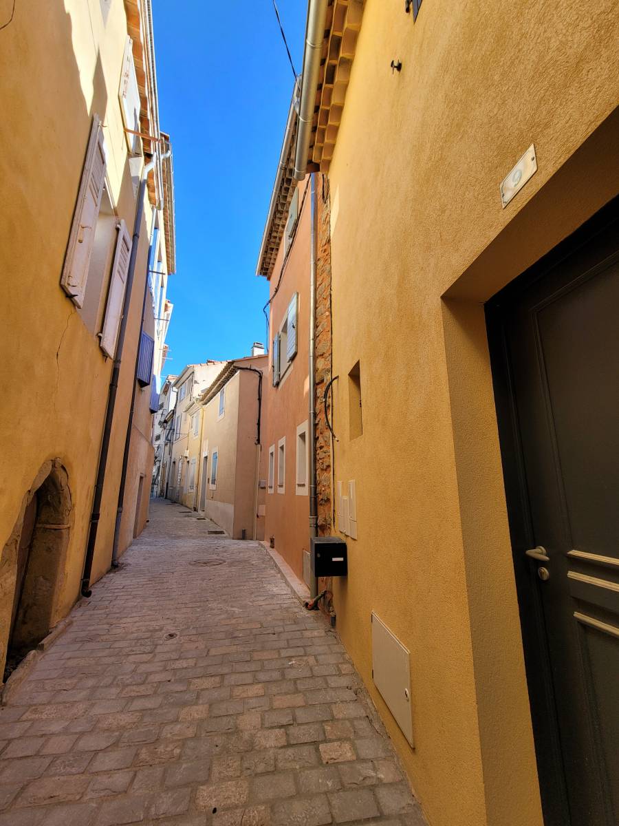 Les 4 avantages d'aménager la pièce de vie au dernier étage d'une charmante maison de village