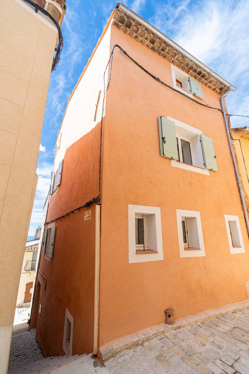 maison de village entirement reconstruite vue sainte victoire